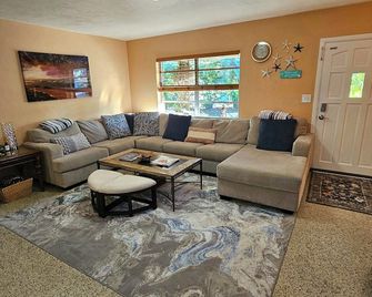 1 mile to Siesta Key! Early Bird Special & Low Wkly Rates! Heated Pool! BBQ - Sarasota - Sala de estar