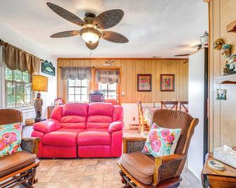 Kill Devil Hills Vacation Rental, Walk to Beach! - Kill Devil Hills - Living room