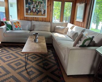 Charming 3BR Waterfront Cottage on Devil's Lake with 90 Feet of Lakefront Living - Manitou Beach - Living room