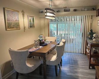 Charming 3b, 1& 1/2 Bath Ranch House. Sleeps 6. Full Ac. Near Suny Fredonia. - Fredonia - Comedor