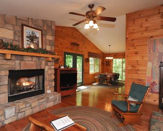 Chestnut Lodge, near Asheville, NC, sits in a quiet wooded area of Weaverville. - Weaverville - Sala de estar