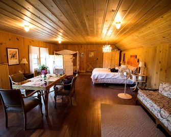 Rustic Cabin Rental in a Wild Meadow near Crater Lake National Park, Oregon - Prospect