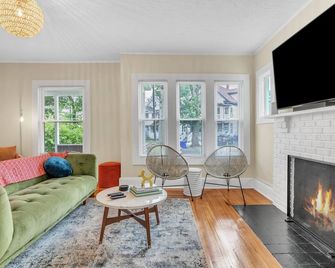 Stylish 4BR 2 Bathroom Home in Forest Park - Springfield - Living room