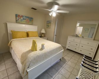 Cozy, clean duplex with outdoor dinning. - Bokeelia - Bedroom