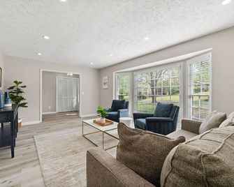 Beautiful Newly-Renovated Home in Indian Hills - Roswell - Living room