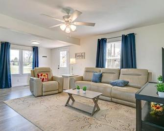 The Perch @ Bryant's Roost - Bell Buckle - Living room