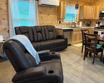 Charming 2-bedroom tiny home within a few miles of all kinds of outdoor sports - Malone - Huiskamer