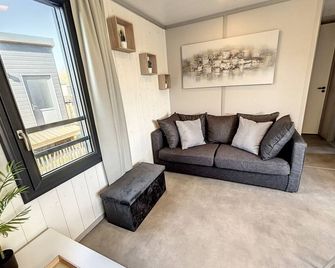 Cozy Chalet for 6 with Heated Pool, Terrace & Parking, Near Beach - Jullouville - Salon