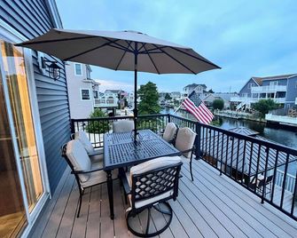 Beautiful lagoon front home! Heated inground pool. Only minutes to LBI beaches. - Manahawkin - Balcony