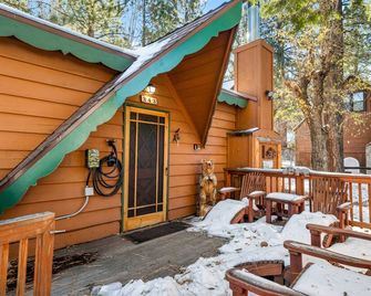 2-bedroom dog-friendly cabin, with spa & fireplace, just steps to the Lake!! - Big Bear Lake - Patio