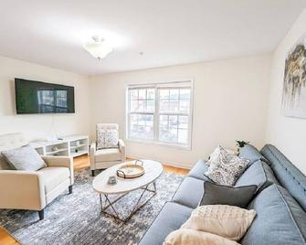 Luxury & Stylish Townhome, King Beds, W/D, Garage - Schenectady - Living room