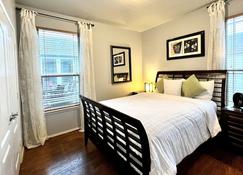 'Spacious & Clean' King Bed, Two Queens, Double, Twins - Buda - Bedroom
