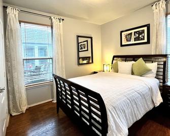 Spacious & Clean !\' King Bed, Two Queens, Double, Twins, Pet Friendly - Buda - Bedroom