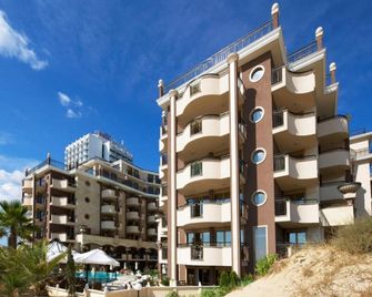 Hotel Golden Ina - סאני ביץ' - בניין