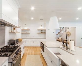 Brand New In-Town Edgartown Mini Compound with A Pool and Entertainment Barn - Edgartown - Kitchen