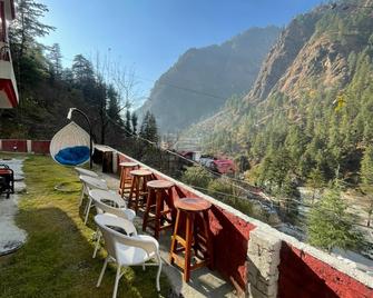 Shangri-La Rooms & Restaurant - Kasol - Building