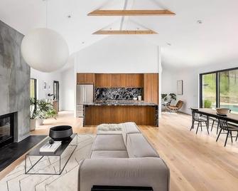 Newly Built Luxury Home & Pool - Accord - Sala de estar