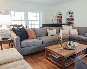 Towne Estate & Vineyard on the Sacramento River - Walnut Grove - Living room