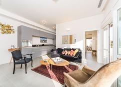 Bright 1BR Apartment w Balcony & Mamad 10 min Walk from Beach by Sea N' Rent - Tel Aviv - Living room