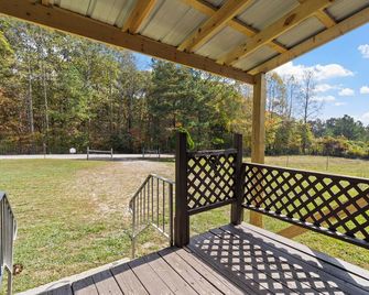 Cozy Pet Friendly Home Away From Home w/ Fenced in Yard & Full Kitchen near I-24 - Sewanee - Balcón