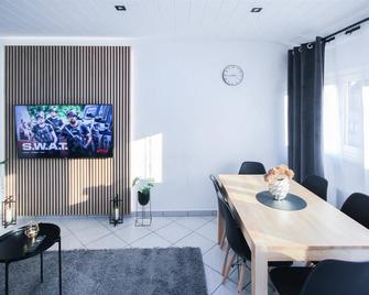 3 room duplex apartment 6 people Zuffenhausen Porsche - 斯圖加特 - 餐廳
