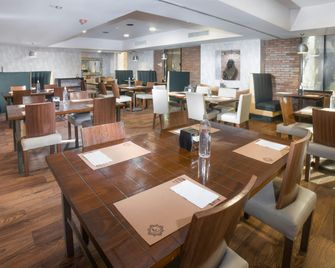 فور بوينتس باي شيراتون سالتيلو - سالتيو - مطعم