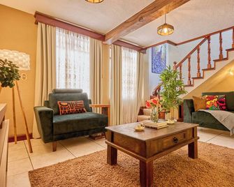 Casa Palermo |Terrace with forest view| 2 Jacuzzis | In a gated community - Chimaltenango - Sala de estar