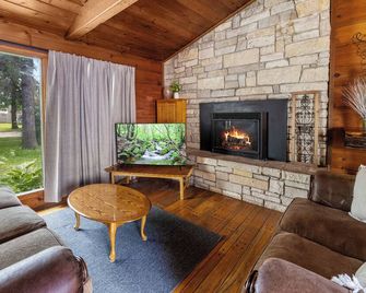 Huge 5-Br Home W/ Movie Theater, Arcade, & Patio! - Virginia - Wohnzimmer