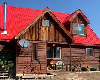 A Slice of Paradise: Your Ultimate Retreat at a Beautifully Restored Farmhouse near Aspen - Carbondale - Building