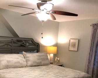 Welcome to Port Charlestown! 4 bedroom 2 bath close to beaches and State Parks - Charlestown - Habitación