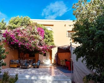 لي كيه - Nouakchott - شرفة مرصوفة