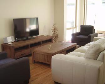 Busselton Holiday Home - Busselton - Living room