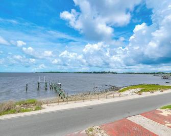 Steps to Beach Waterfront Cedar Key Home! - Cedar Key - Playa