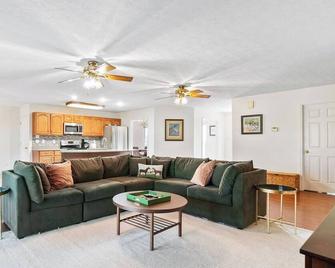 This house is a 3 bedroom(s), 2.5 bathrooms, located in Paris, KY. - Paris - Sala de estar