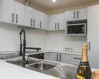 Near Coast - luxury Retreat (2 bdrm - 3bth) - Clarkson - Cocina