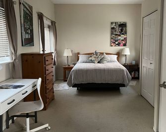 Stunning Lake View Cottage In Peachland Bc - Peachland - Bedroom