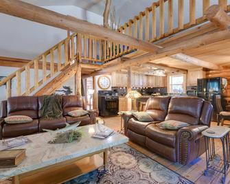 Philipsburg Log Cabin - Direct Bike Park Access! - Philipsburg - Living room