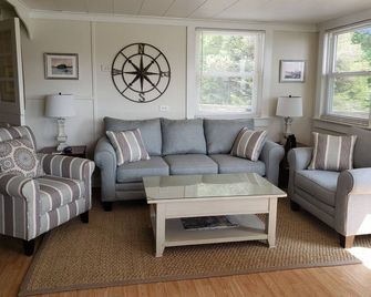 Gorgeous Views of Harbor Entrance! Walk to town, east side location. - Boothbay Harbor - Living room