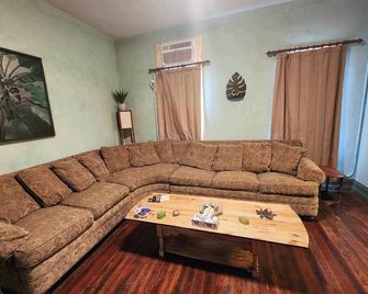 RiverView Lux: 420 Friendly Green Room, with a secret room search - Savanna - Sala de estar