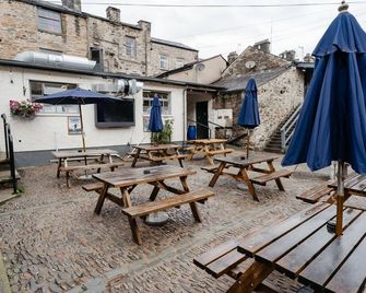 The snooty fox - Carnforth - Innenhof