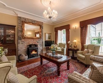 8 bedroomed house steeped in history - Clarecastle - Living room