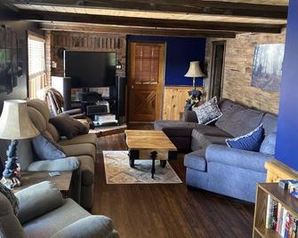 Comfy Muskoka cottage on a quiet bay for year round fun and relaxation - Dorset