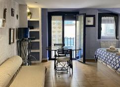 Charming studio in the heart of Girona. New bathroom and bed! - Gerona - Sala de estar