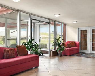 Quality Inn - Little Rock - Living room