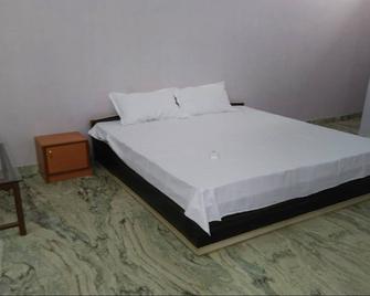 OYO Hotel Jayka - Sīkar - Bedroom