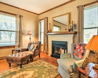 Charming Craftsman Home in Downtown Bartlesville! - Bartlesville - Living room