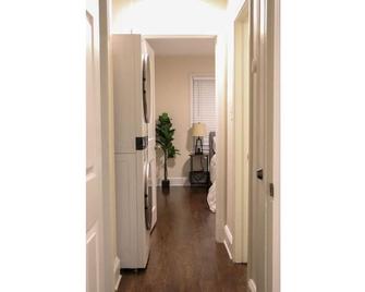 Cheerful Bungalow minutes from Downtown - Charlotte - Hallway