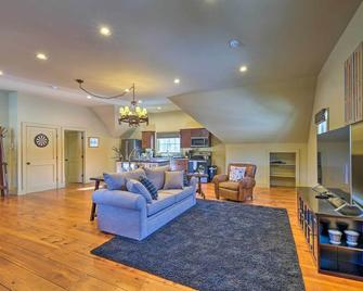Luxe Green Barn Near Skiing with Mt Equinox Views! - Manchester - Living room
