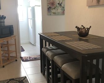 Prime Delray Beach, Charming 2 Bedroom Cottage, Pets Welcome - Delray Beach - Salle à manger