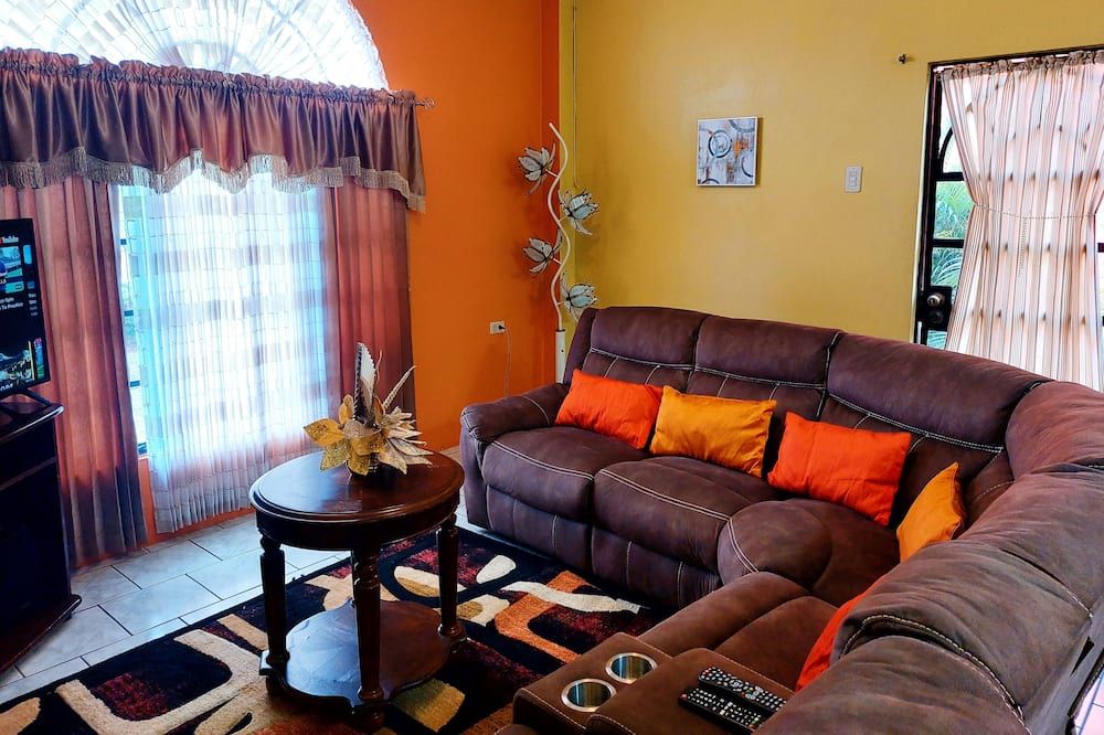 Cozy 2 Bedroom Apt near Airport, Malls, Golfing, Mountains - Arouca - غرفة معيشة